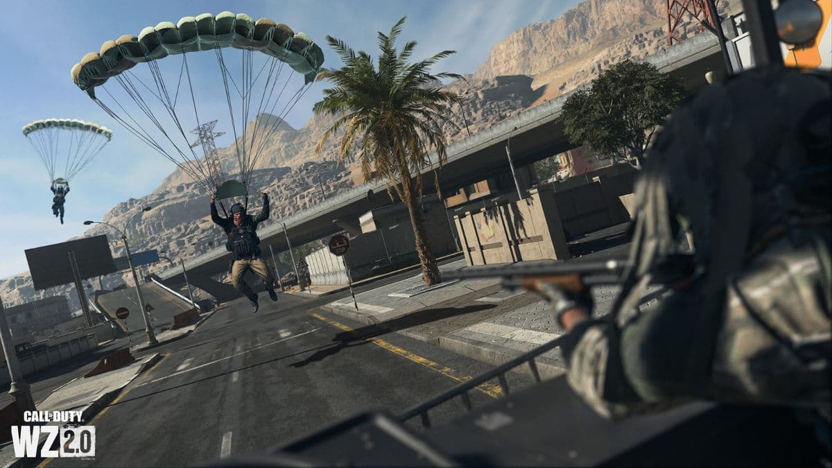 Warzone 2 aiming at parachuting enemy