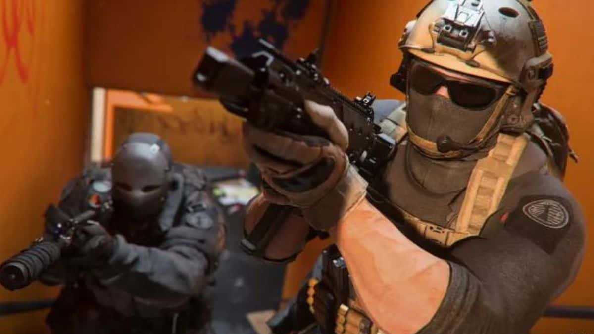 warzone 2 operators aiming down sights in corridor