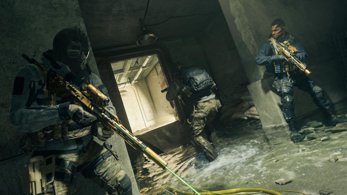 Warzone 2 squad running through water