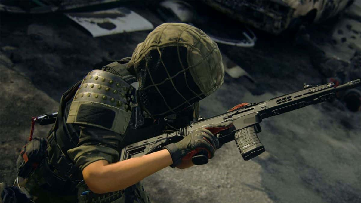 warzone operator holding the iso hemlock