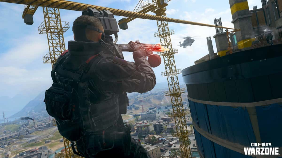 Warzone Operator firing while ziplining